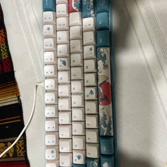 Wave Design Mechanical Keyboard - Picture 4 of 5